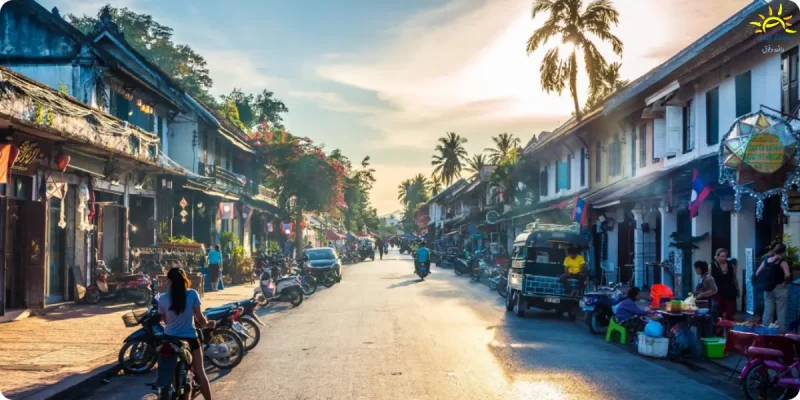 صفوف من المنازل المبنية من الطوب ذات الهندسة المعمارية الاستعمارية في لوانغ برابانغ. الصورة ديسكفري لاوس